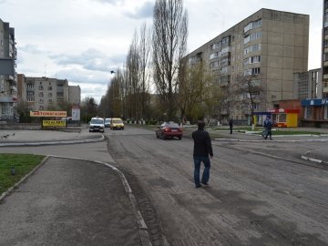 У Луцьку на вулиці Кравчука проводять капітальний ремонт автодороги. ФОТО