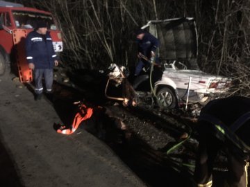 Легковик – вщент: на Волині після зіткнення з КамАЗом водія «Жигулів» вирізали рятувальники 