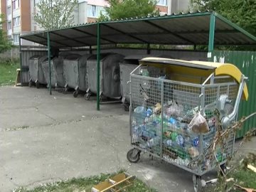 Дитмайданчик у Луцьку перетворили на місце для смітників 