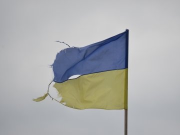 У центрі Луцька майорить розірваний прапор України. ФОТО