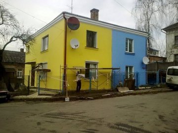 У Луцьку будинок розмалювали синьо-жовтим. ФОТОФАКТ