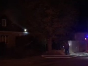 У Луцьку три бригади пожежників гасять палаючий будинок. ВІДЕО
