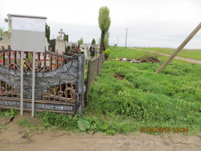 Розшукують водія, який розтрощив паркан біля кладовища у селі під Луцьком. ФОТО