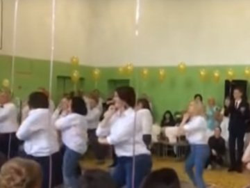 Запальні танці: вчителі покрутили стегнами на випускному у волинській школі. ВІДЕО