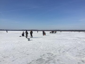 На волинському озері рибалки змагалися за першість у підльодному лові. ФОТО