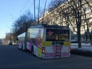 У Києві під час руху тролейбус розламався навпіл. ФОТО