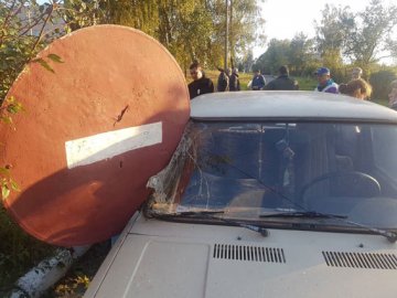 Аварія на Рівненщині: ВАЗ врізався у шлагбаум