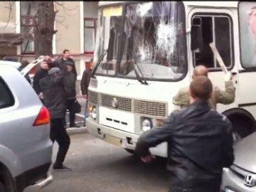 Відео нападу сепаратистів на автобус міліції в Харкові
