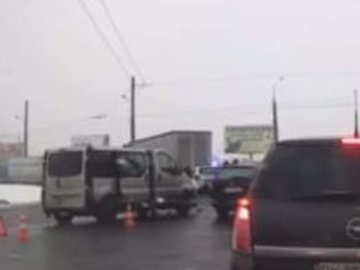 У Луцьку – ДТП: зіткнулися вантажівка та мікроавтобус