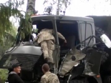 На Харківщині армійська вантажівка влетіла у дерево: постраждав водій. ВІДЕО