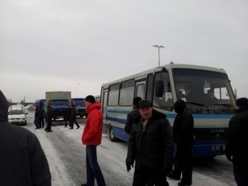 Луцькі автобуси з солдатами намагаються втекти від активістів. ОНОВЛЕНО