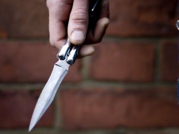 У Володимирі на вокзалі із ножем пограбували жінку