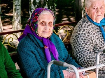 Волонтери здійснили мрію 95-річної волинянки побувати на могилі доньки