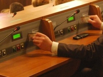 Депутата Волиньради впіймали на «кнопкодавстві»