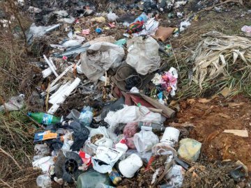 «Не забудьте хрюкнути»: житель Ківерців викинув гору сміття дорогою до матері в село