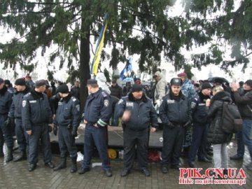 У Чернігові міліція знесла Євромайдан. ФОТО