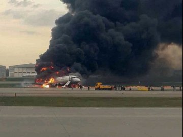 Загинули 13 осіб: у Москві під час аварійної посадки загорівся літак. ВІДЕО