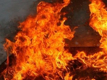 Запалювала свічки у квартирі: у Луцьку з пожежі врятували пенсіонерку