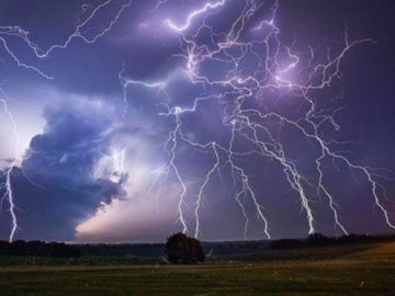 Зливи та шквальний вітер: на Західній Україні оголосили штормове попередження 