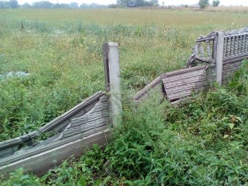 Невідомі пошкодили паркан кладовища на Волині, яке протаранило авто