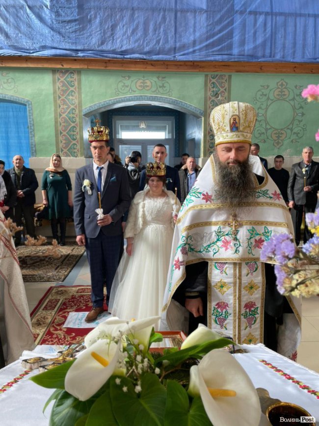 На Волині священник видав заміж сироту, яка росла при монастирі. ФОТО