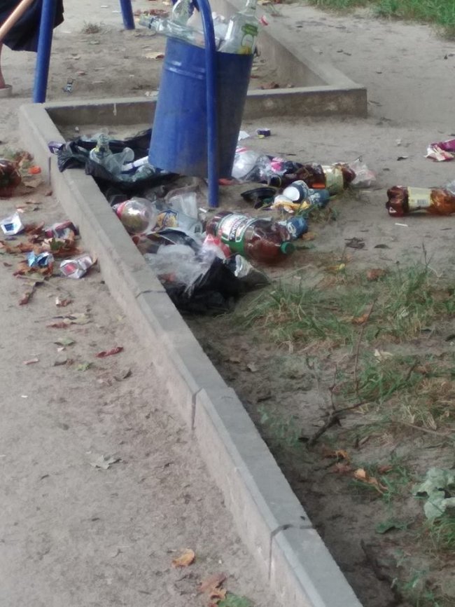 У Володимирі на дитмайданчику — гори алкогольного сміття. ФОТО
