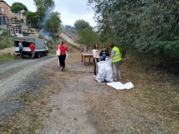20 мішків сміття: учні луцької школи прибрали біля річки Стир. ФОТО