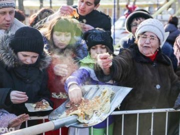 «Русскоє достоїнство»: людей годували з лопат. ФОТО