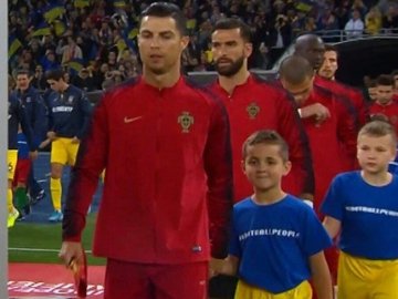 Мрії збуваються: син загиблого Героя АТО вийшов на стадіон за руку з Роналду