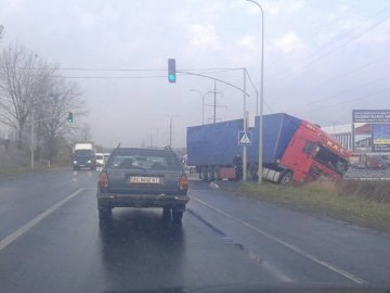 ДТП у Луцьку: вантажівка не «вписалася» в поворот і з'їхала з дороги