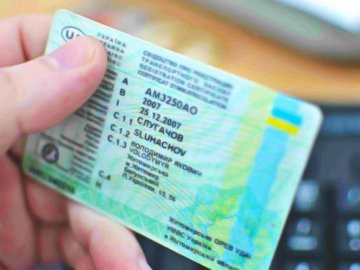 З українськими водійськими правами відтепер можна їздити в ОАЕ