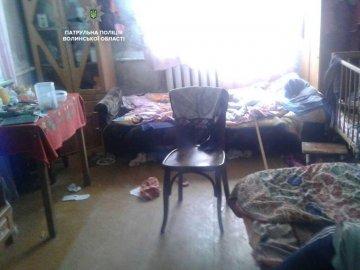 Брудно і нема що їсти: у Луцьку троє дітей живуть в жахливих умовах