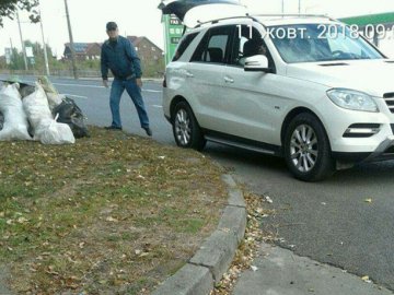 У Луцьку спіймали «зозулю», яка викидала сміття з Mercedes на узбіччя
