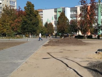 Біля школи у Луцьку завершують облаштування скверу: реакція лучан. ФОТО.ВІДЕО
