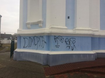 На Волині вандали познущалися із кафедрального собору 