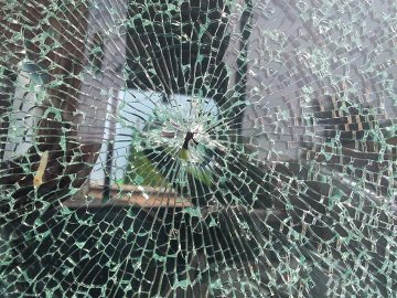 У селі під Луцьком невідомі прострелили вікно автомобіля. ФОТО