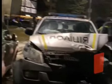 У Луцьку автівка патрульних врізалася у припаркований Renault. ВІДЕО
