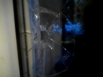 Луцькій журналістці «на прохання» розбили вікно