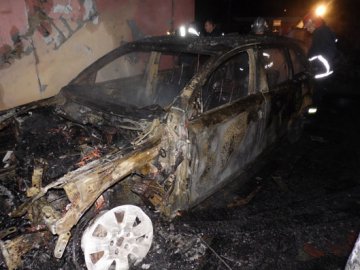 У Рівному спалили авто бізнесмена. ФОТО