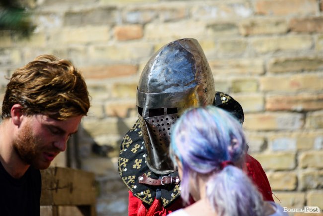Брязкіт обладунків і давнє вбрання: у замку Любарта – середньовічні бої. ФОТОРЕПОРТАЖ