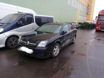 Розшукують свідків: у Луцьку невідомі пошкодили припарковане авто. ФОТО