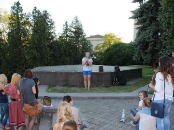 У центрі Луцька біля фонтану читали вірші. ФОТО. ВІДЕО