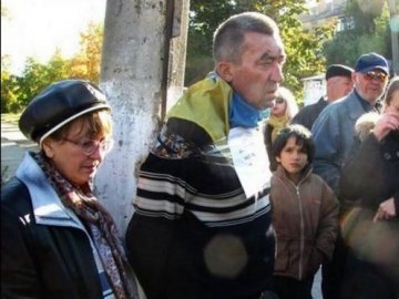 Донецькі терористи прив'язали чоловіка до стовпа. ФОТО