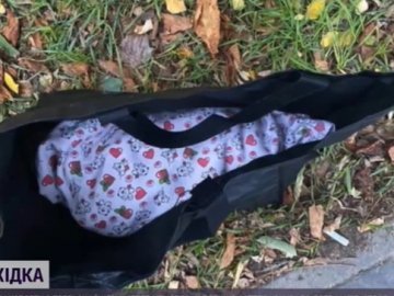 Лучанку, яка  носила в сумці мертве немовля, відпустили під домашній арешт
