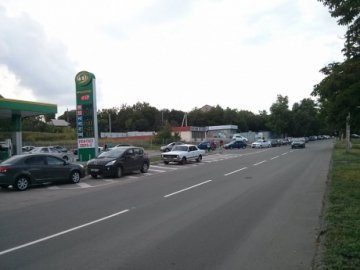 У Донецьку за бензином черги сягають до 50 автомобілів