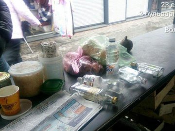 Прикривалася продажем овочів: на одному з луцьких ринків жінка продавала сурогат. ФОТО