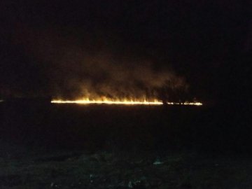 Поле у вогні: неподалік Луцька горить сухостій. ФОТО