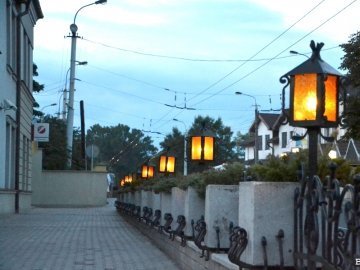  Розказали, чому у Луцьку працюють вуличні ліхтарі вдень