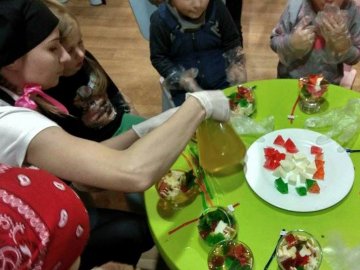 У Луцьку дітей навчали робити яскраві десерти