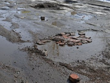 Володимир: асфальт «зліз» з недавно поремонтованої дороги